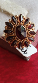Nieuwstaat granaat ring  14 kr gouden  kop van de ring bijna 2 cm .