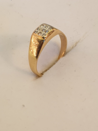 Geelgouden ring 14 krt. met zirkonia, gedragen maar in redelijke staat. Maat 15.5, 5 mm breed, 2.5 gram