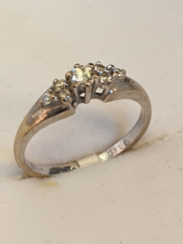 Witgouden dames ring, 18krt. bezet met 1x 0.15crt en 6x 0.02crt vvsi, maat 18