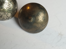4x verschillende (keel) knopen zilver begin 18e eeuw Nederland.