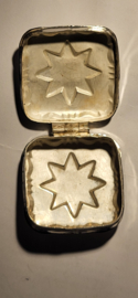 Zilver Pepermunt doosje  1900  meester JD Wendels  Schoonhoven. 5 cm