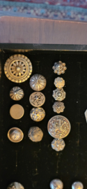 Leuke verzameling 18e en 19e eeuw  klederdracht knopen zilver.