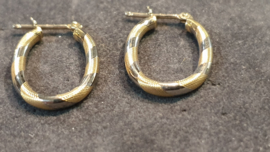 Ovale gouden creolen wit en geel 20 mm bij 11 mmm bij 2mm 1.8 gram