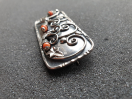 Grote zware zilveren 900 broche met 3 bloedkoraal 6 bij 2,5 cm.