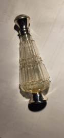 Kristal Geurfles met zilver beslag 10 cm hoog  nette staat. zilver voet.