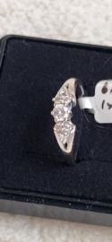 Witgouden 14 kr ring met 6x briljant 0,02  en 1x 015 crt maat 18.