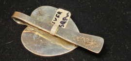 Oude tashaak zilver hand gemaakt mooi gegraveerd rond 1920   6,5 cm  12 gram.