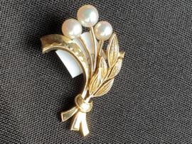 Leuk kleine broche met parel en takjes 14 kr goud 3cm. 4 gram