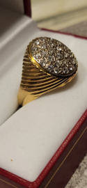 Mooie grote gouden herenring bezet in witgoud 24 briljanten van 0.05 crt .