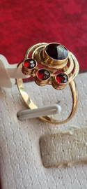 Gouden damesring met granaat appart model hand gemaakt  maat 18.