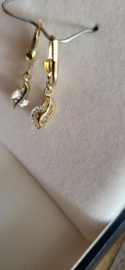 Zirkonia gouden 14kr  hang oorbellen met klaphaak nieuw26 mm lang.