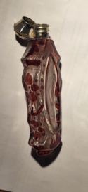 Geurflesje  rood geschilderd op kristal 13 cm hoog  nette staat.