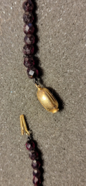 Granaat collier met gouden bol sluiting 4 mm kraal 42 cm lang.