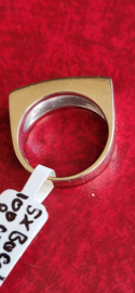Zware dames of herenring bezet met 5 bacet geslepen diamanten.
