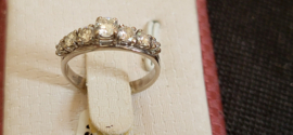 Wit gouden dames ring met 0,80 crt aan 7x briljanten vvsi wit nieuwstaat.
