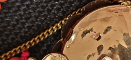 Mooie wat kleinere bloedkoralen armband met gouden slot  25 mm diameter.