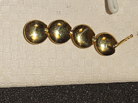 14 kr, gouden oorbellen met stekers ronde holle schakels mat met gravering.