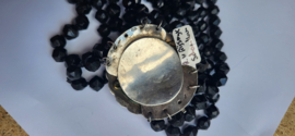 Groot zilver antiek granaatslot 4,5 cm met 4 streng gitten kralen 40 cm.