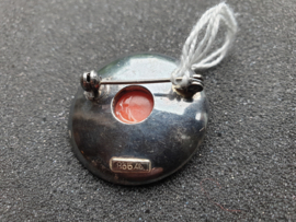 Zilver ronde schotel broche met bloedkoraal  Keur TEKA  diameter 4cm