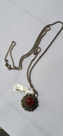 Zilver collier met hannger met carneool. 60 cm  ouderwets.