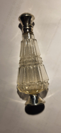 Kristal Geurfles met zilver beslag 10 cm hoog  nette staat. zilver voet.