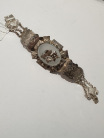Zilveren armband met witte Chalcedon vermoedelijk samen gesteld met antieke.
