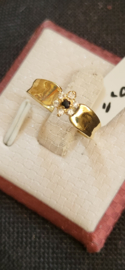 Damesring 14 kr goud met wit en blauw saffier mar 17  6mm breed.