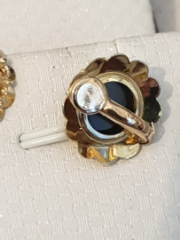 Gouden oorbellen met gouden clips en grote granaat 16 mm doorsnee