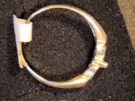 Gouden klassiekering met zirkoon en saffier maat 20  3,8 gram 18 kr.