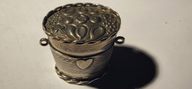 Zilver Loderein/Geur doosje   4 cm hoog nieuw. 30 gram.