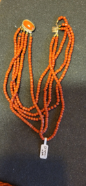 Antiek bloedkoraal hals collier mooie kleur 43 cn 5 rijen 4,2 mm kraal.