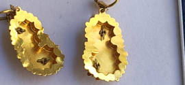 Antiek essen oorbellen goud 14 kr 3 cm lang  18 mm breed 7 gram schroefhaak.
