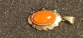 14 kr gouden hanger met bloedkoraal 1,7 gram 3 bij 1.3 cm.