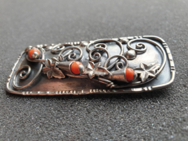Grote zware zilveren 900 broche met 3 bloedkoraal 6 bij 2,5 cm.