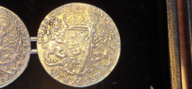 Set ducatons nagegoten zilver met 1 gulden stukken 1716/21 voor vissersbroek.
