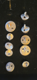 Een leuke set 18e eeuw zilveren knopen uit hele land 15mm/7 mm.