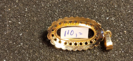 14 kr gouden hanger met granaat bruto 2,8 gram 2 bij 1.5 cm.