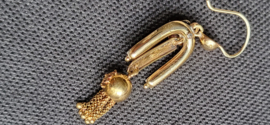 Apparte antiek klederdracht oorbellen kompleet zondergebreken 14 kr goud.