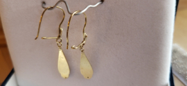 14 KR gouden pegel oobellen haaksluiting 38 mm lang 1,4 gram.