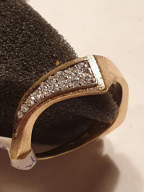 Ring gemaakt in eigen winkel goud bicoller bezet met 14 briljantjes 0.22crt