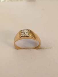 Geelgouden ring 14 krt. met zirkonia, gedragen maar in redelijke staat. Maat 15.5, 5 mm breed, 2.5 gram