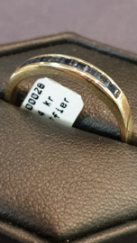 Rij ring geel goud met 9 vierkant geslepen Saffieren  maat 18    3mm breed