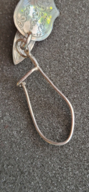 Antiek zilver rokhaak voor wol  vast tehouden 9 cm bij 23 mm .