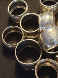 Partij zilveren vingerdoek ringen meerdere modellen103 gram diameter 3 cm