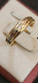 Goud 14 kr bicoller ring met zirkonia 3 gram maat 18  5 mm breed.