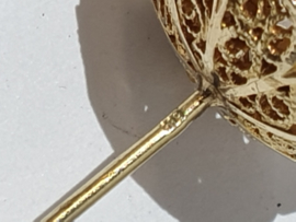 Antiek gouden muts spelden van Walcheren 1931 Nieuwstaat 9 cm 2 cm diameter