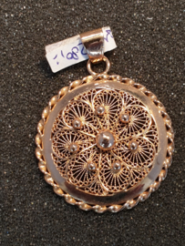 Open gewerkte Filigrein hanger goud diameter  3.2 cm