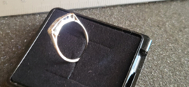 Wit gouden dames rijring redelijke staat 5x briljant 0.08 crt  maat 16.5 .