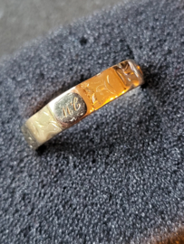 18e eeuw memorie gouden ring 5 mm breed 19,5 gewicht 2.6 gram.