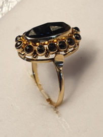 Gd damesring met granaat, 14 krt. ,maat 18, kopmaat 13/20 mm, 4.4 gram